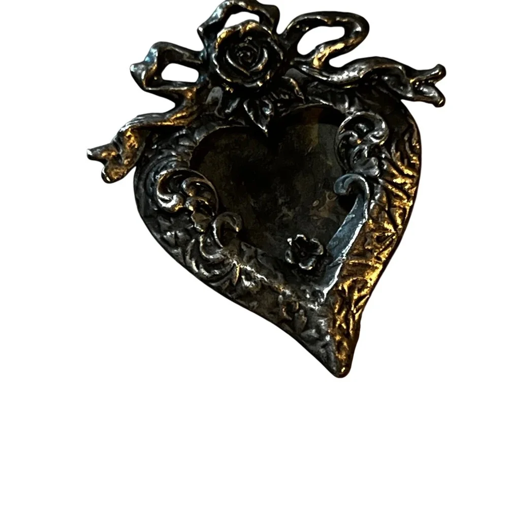 N/A heart brooch